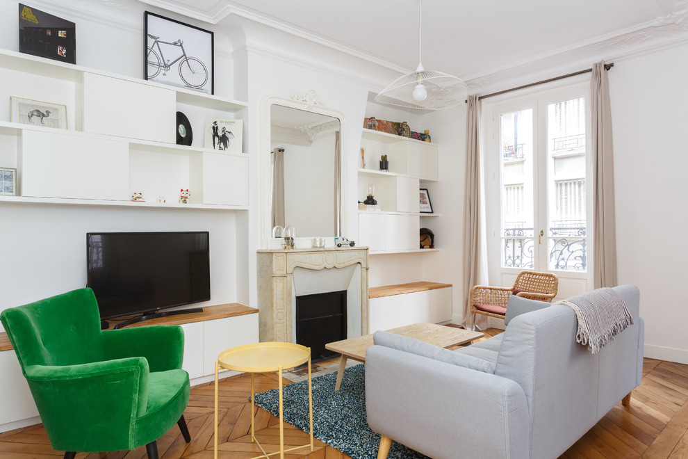 Idée de décoration pour un salon minimaliste de taille moyenne et ouvert avec un mur blanc, un sol en bois brun, une cheminée standard, un manteau de cheminée en pierre, un téléviseur indépendant et un sol marron.