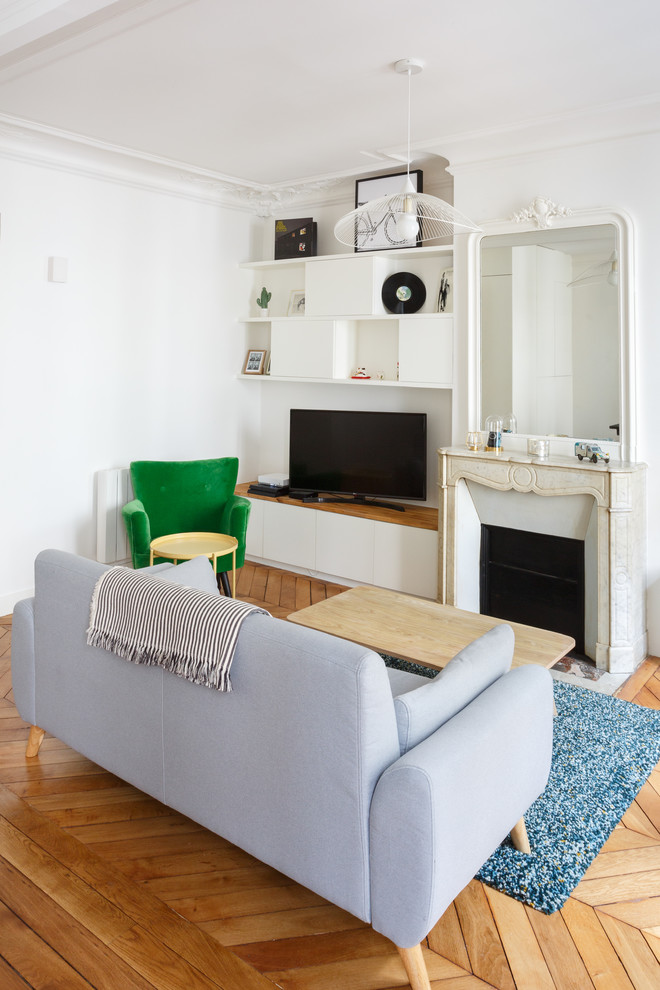 Cette image montre un salon minimaliste de taille moyenne et ouvert avec un mur blanc, un sol en bois brun, une cheminée standard, un manteau de cheminée en pierre, un téléviseur indépendant et un sol marron.