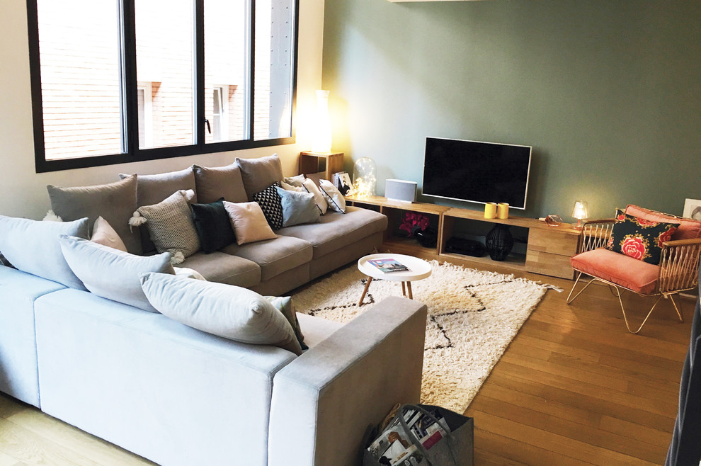 Foto de salón abierto escandinavo de tamaño medio sin chimenea con paredes blancas, suelo de madera clara, televisor independiente y suelo marrón