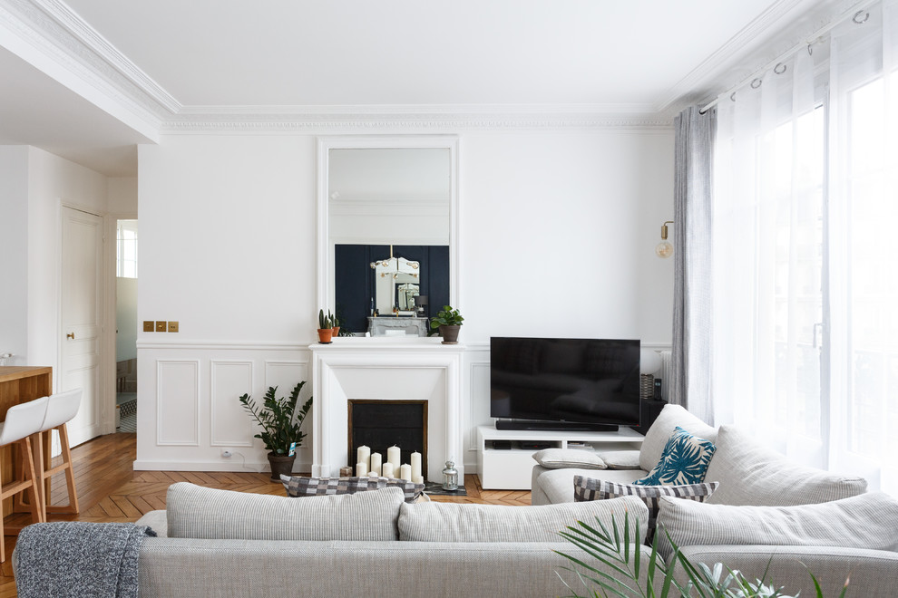 Источник вдохновения для домашнего уюта: открытая гостиная комната среднего размера в стиле модернизм с белыми стенами, паркетным полом среднего тона, стандартным камином, фасадом камина из камня, отдельно стоящим телевизором и коричневым полом