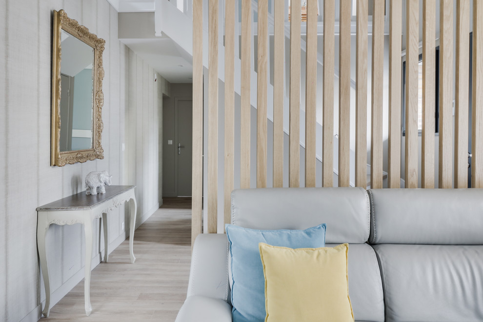 Example of a minimalist living room design in Paris