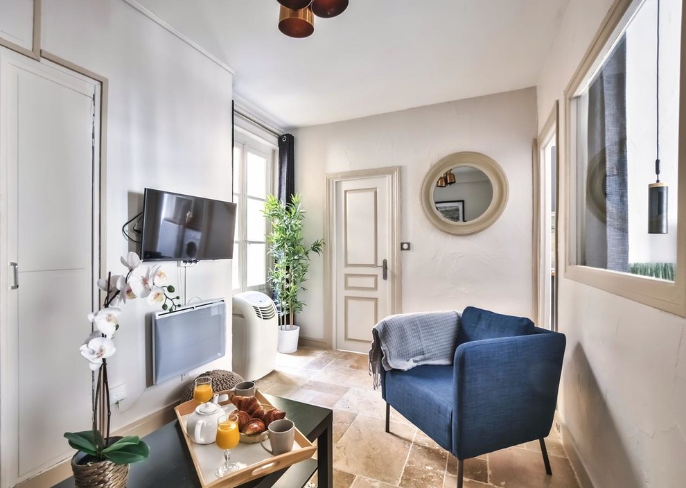 Immagine di un piccolo soggiorno chiuso con pareti bianche, pavimento in terracotta, nessun camino, TV a parete e pavimento marrone