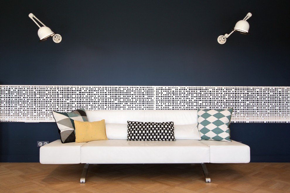 Großes, Offenes Modernes Wohnzimmer mit blauer Wandfarbe, hellem Holzboden, Kamin und verstecktem TV in Lille