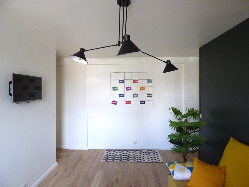 Immagine di un soggiorno eclettico di medie dimensioni e aperto con pareti verdi, parquet chiaro e pavimento marrone