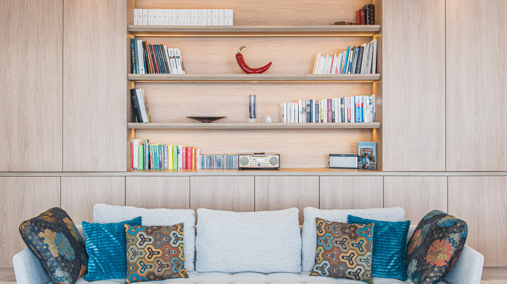 Esempio di un grande soggiorno classico aperto con libreria, pareti bianche, TV autoportante, pavimento beige, pavimento in marmo e nessun camino