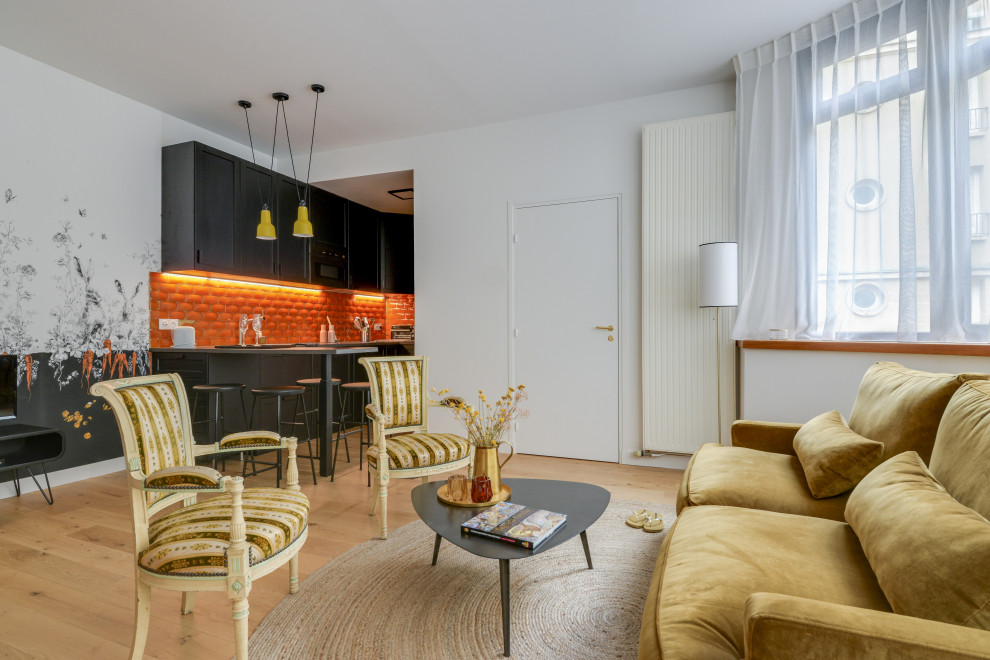 Mittelgroßes, Offenes Modernes Wohnzimmer ohne Kamin mit Hausbar, weißer Wandfarbe, hellem Holzboden, freistehendem TV und beigem Boden in Paris