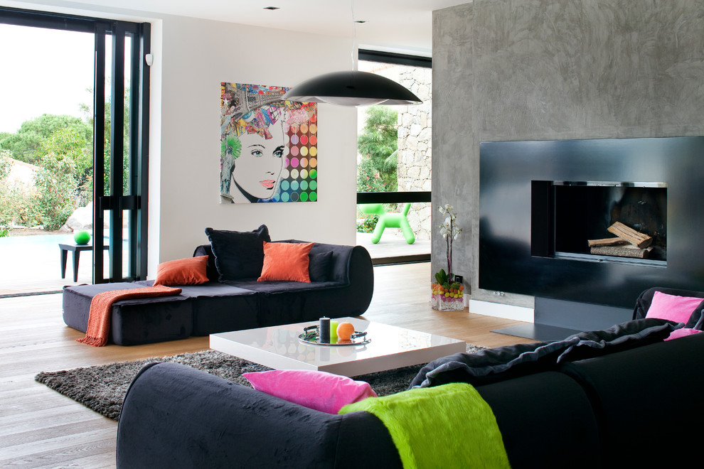 Großes, Repräsentatives, Fernseherloses, Offenes Modernes Wohnzimmer mit weißer Wandfarbe, braunem Holzboden, Kamin und Kaminumrandung aus Metall in Brest