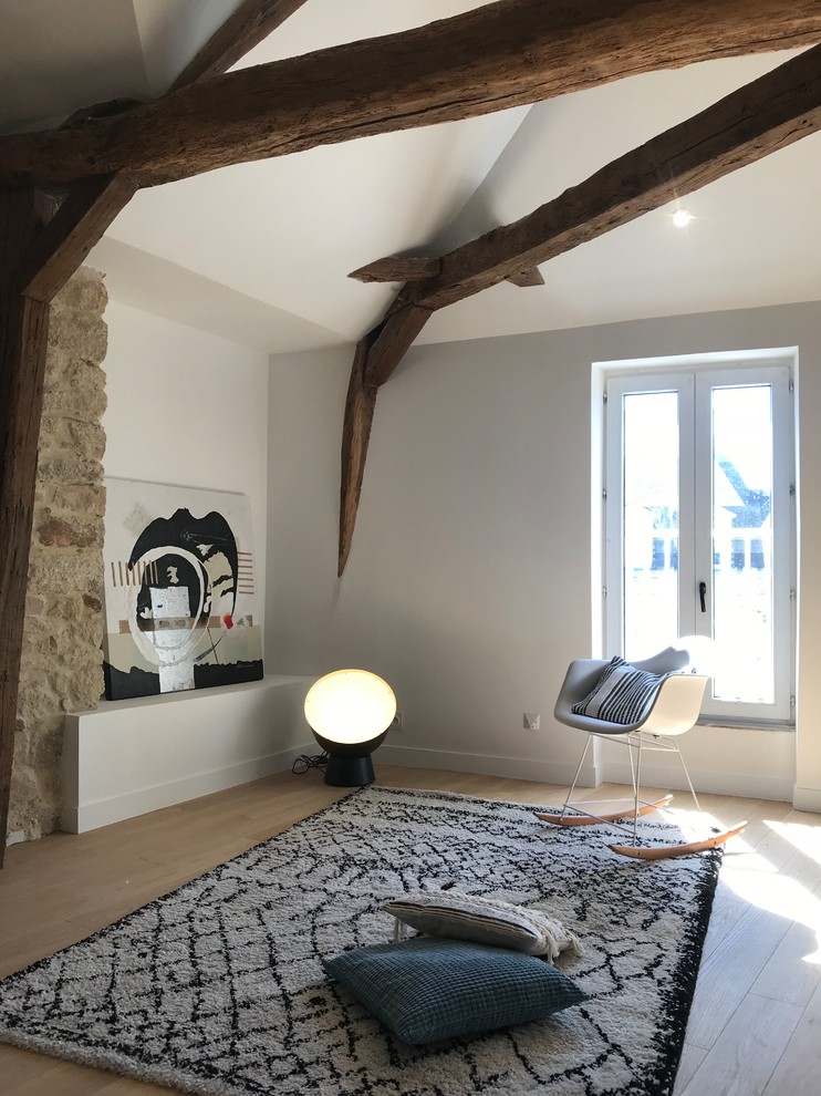 Foto di un soggiorno minimal di medie dimensioni e stile loft con pareti bianche, parquet chiaro, stufa a legna e TV a parete