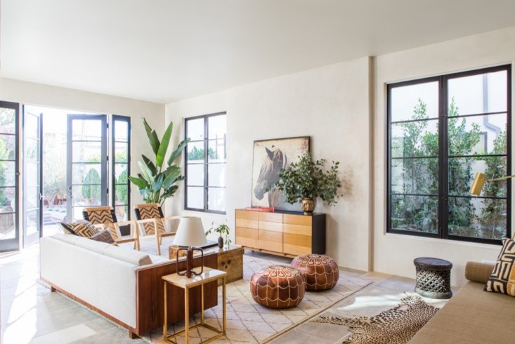 Fernseherloses, Abgetrenntes Wohnzimmer mit beiger Wandfarbe in Los Angeles