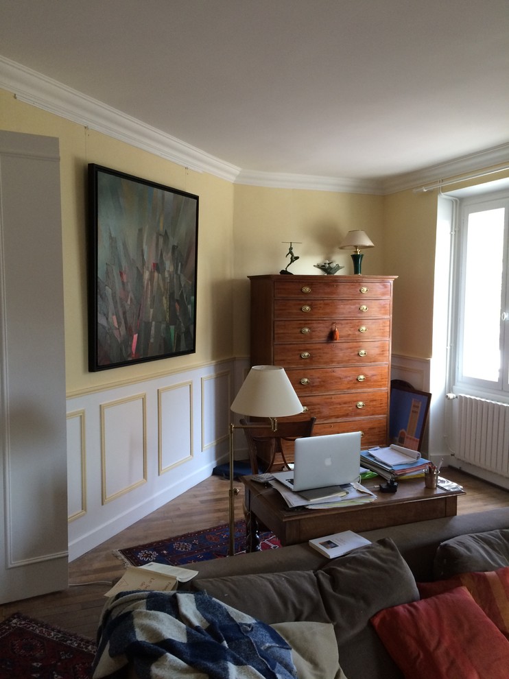 Living room - traditional living room idea in Paris