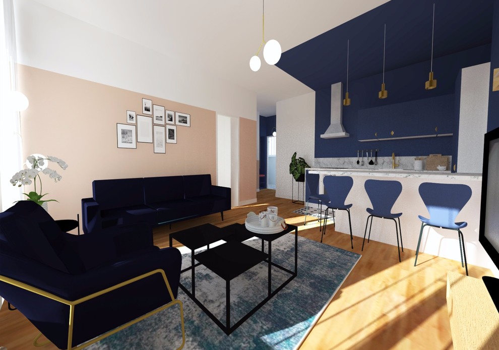 Cette photo montre un grand salon tendance ouvert avec un mur bleu, parquet clair et un téléviseur indépendant.
