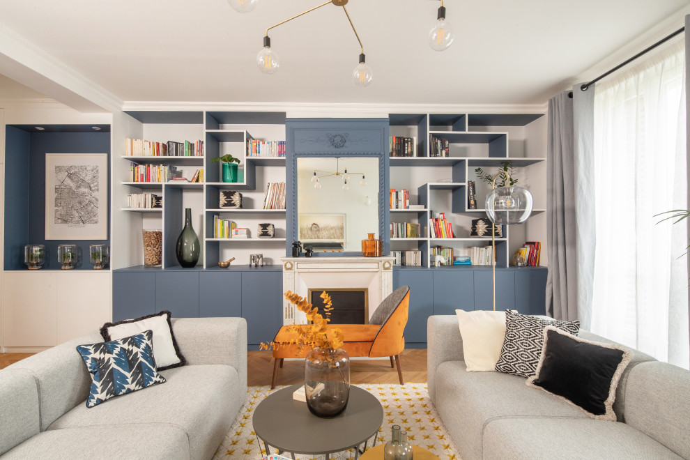 Modernes Wohnzimmer mit weißer Wandfarbe, braunem Holzboden, Kamin und braunem Boden in Paris