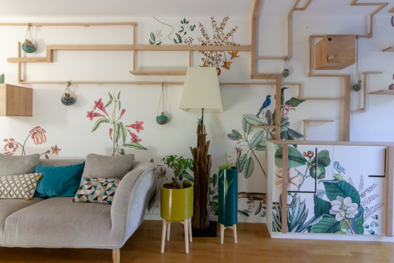 Ispirazione per un soggiorno scandinavo di medie dimensioni e aperto con libreria e pareti multicolore