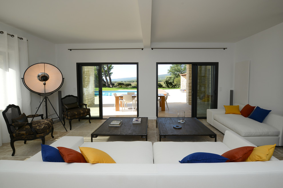 Großes, Offenes Modernes Wohnzimmer mit weißer Wandfarbe und Keramikboden in Marseille