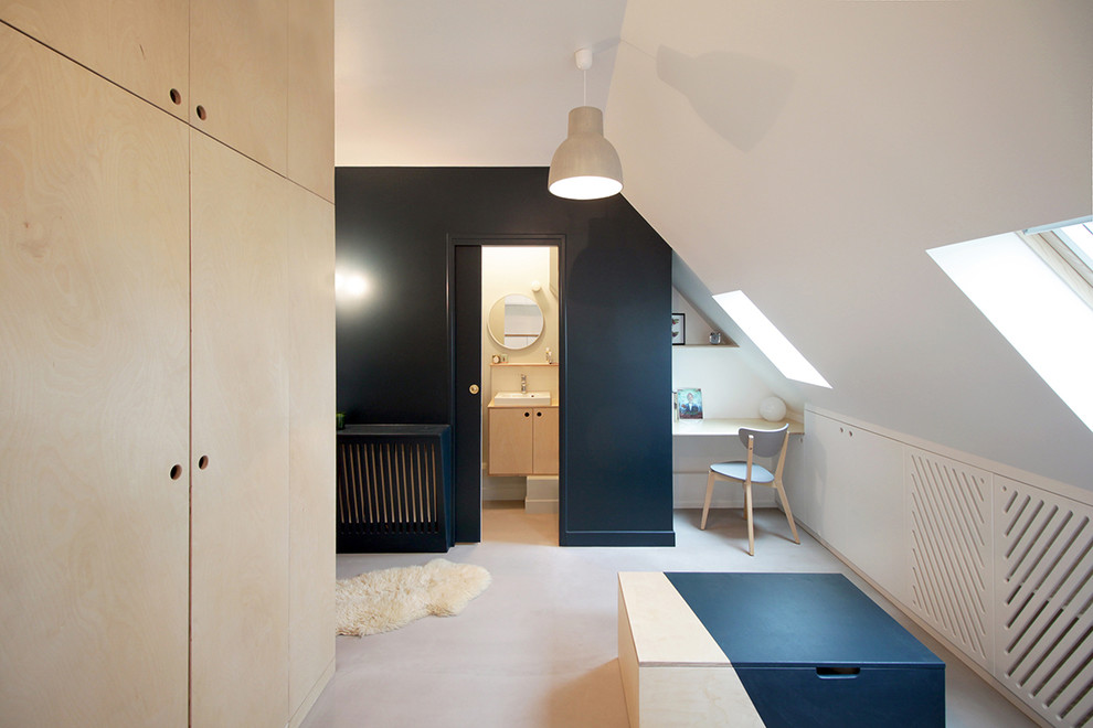 Источник вдохновения для домашнего уюта: маленькая двухуровневая гостиная комната в современном стиле с синими стенами и бетонным полом без камина, телевизора для на участке и в саду