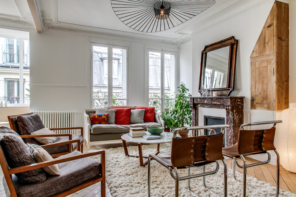 Foto di un soggiorno tradizionale aperto con sala formale, pareti bianche, parquet chiaro, camino classico, nessuna TV e pavimento beige