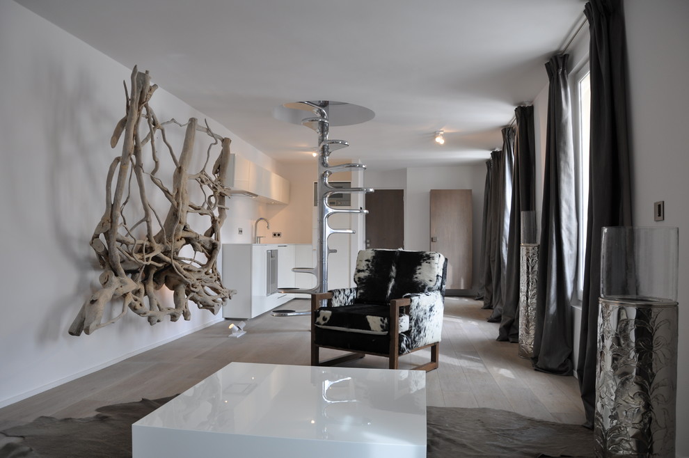 Diseño de salón para visitas abierto y gris y blanco actual grande sin chimenea y televisor con paredes blancas y suelo de madera clara