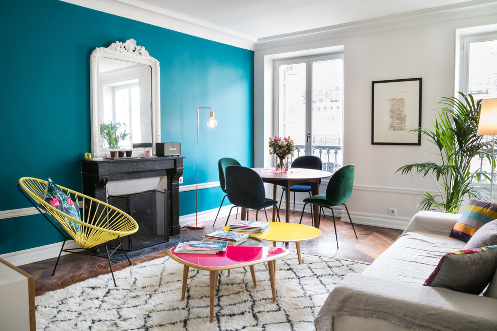 Foto di un soggiorno design con pareti blu, parquet scuro, camino classico e pavimento marrone
