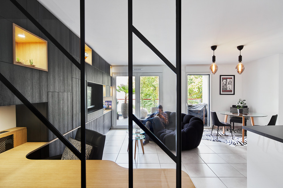 Modernes Wohnzimmer mit schwarzer Wandfarbe und Multimediawand in Nantes