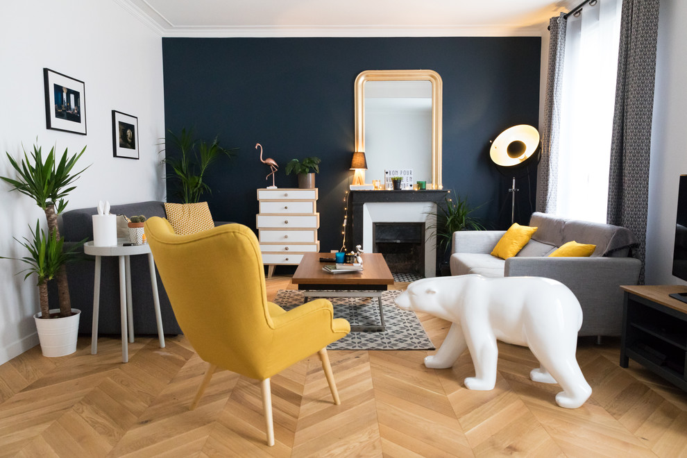 Bild på ett funkis vardagsrum, med ett finrum, blå väggar, ljust trägolv, en standard öppen spis och beiget golv