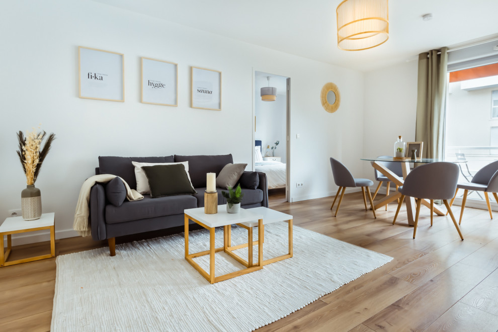 Источник вдохновения для домашнего уюта: открытая гостиная комната среднего размера в скандинавском стиле с светлым паркетным полом и коричневым полом