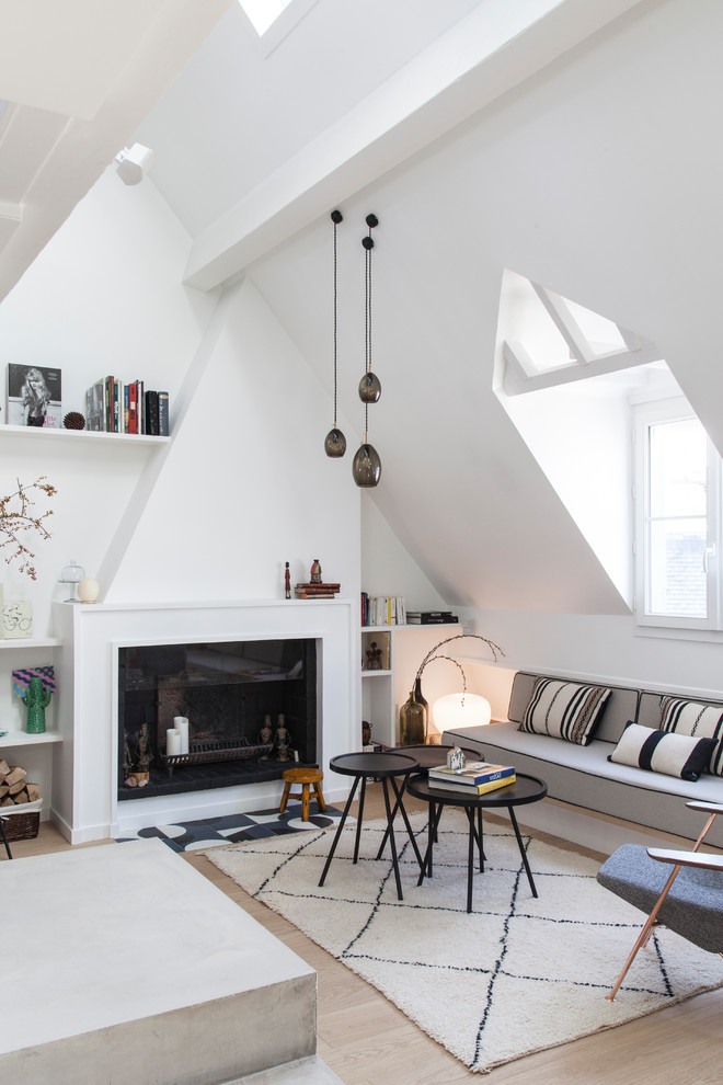 Cette photo montre un grand salon tendance ouvert avec un mur blanc, parquet clair, une cheminée standard, un manteau de cheminée en bois, un téléviseur indépendant, un sol beige et un plafond cathédrale.