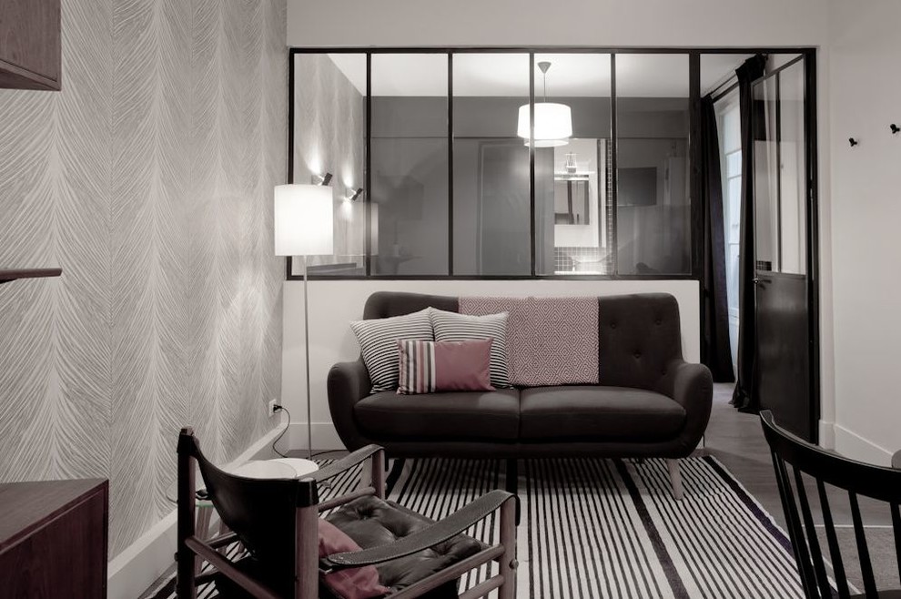 Пример оригинального дизайна: открытая гостиная комната среднего размера в современном стиле с с книжными шкафами и полками и серыми стенами без камина, телевизора