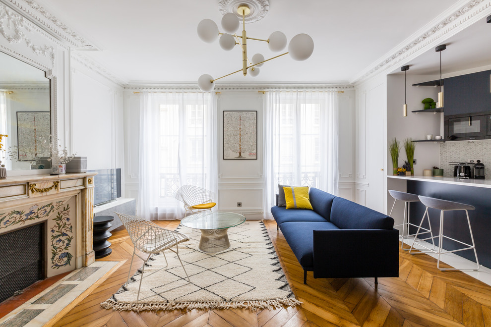 Ispirazione per un soggiorno contemporaneo con pareti bianche, pavimento in legno massello medio, camino classico e pavimento marrone