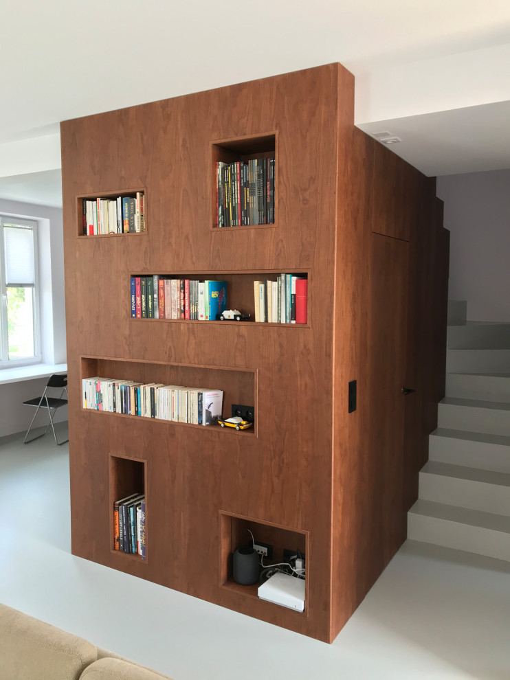 Idéer för ett modernt allrum med öppen planlösning, med ett bibliotek, bruna väggar och grått golv
