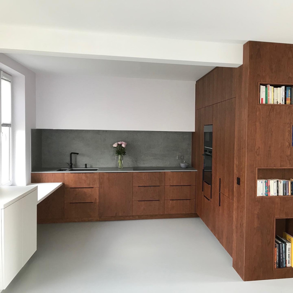 Immagine di una cucina minimal con pavimento grigio