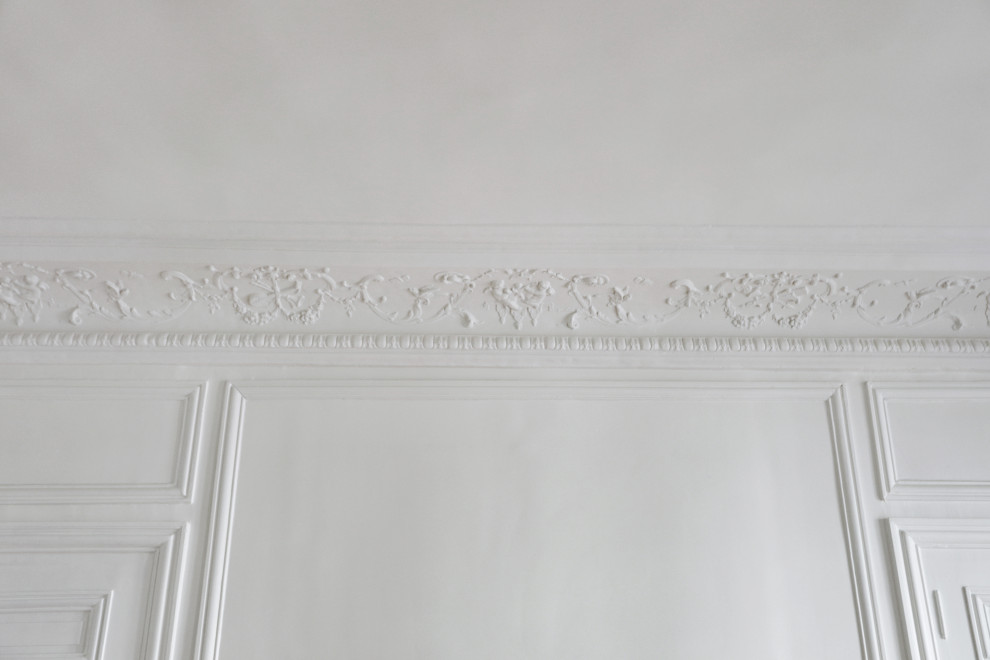 Inspiration pour un grand salon fermé avec un mur blanc, parquet clair, un sol marron et un plafond décaissé.