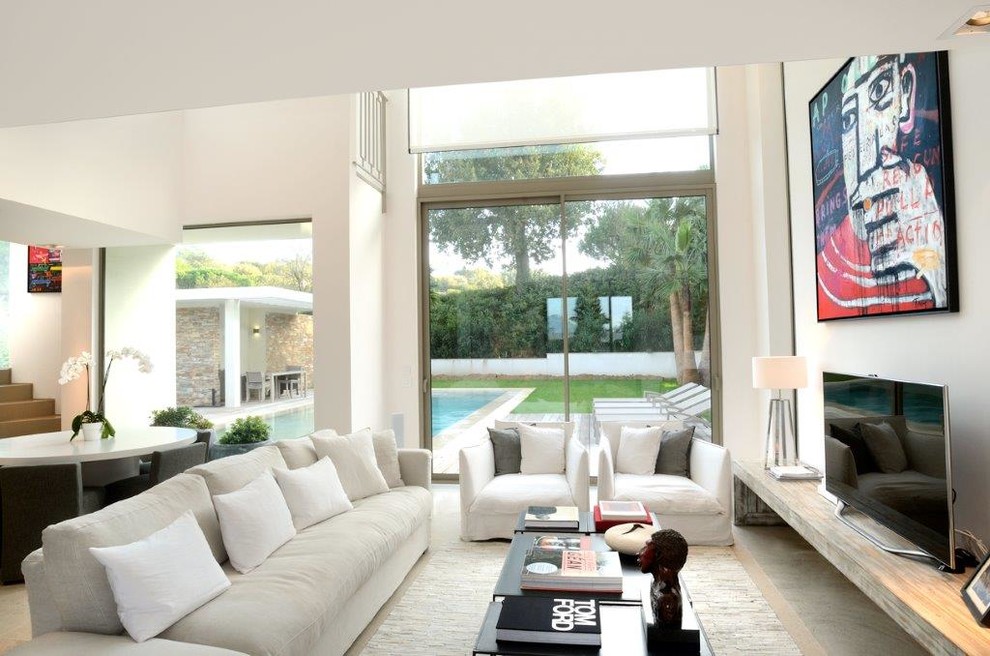 Idéer för att renovera ett stort funkis allrum med öppen planlösning, med vita väggar och en fristående TV