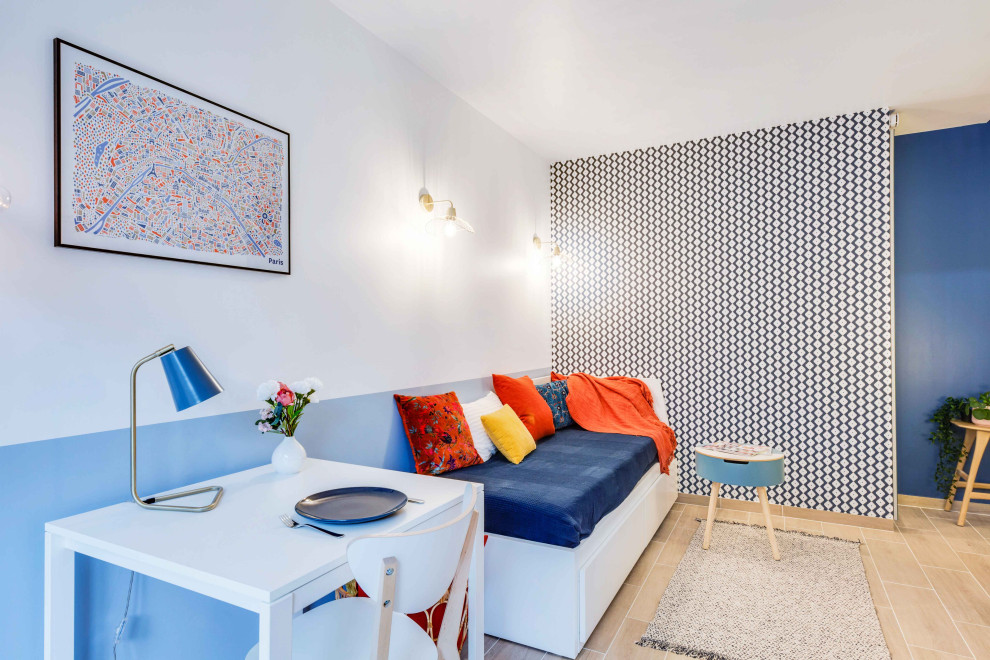 Foto de salón abierto escandinavo pequeño con paredes azules, suelo de madera clara y televisor independiente