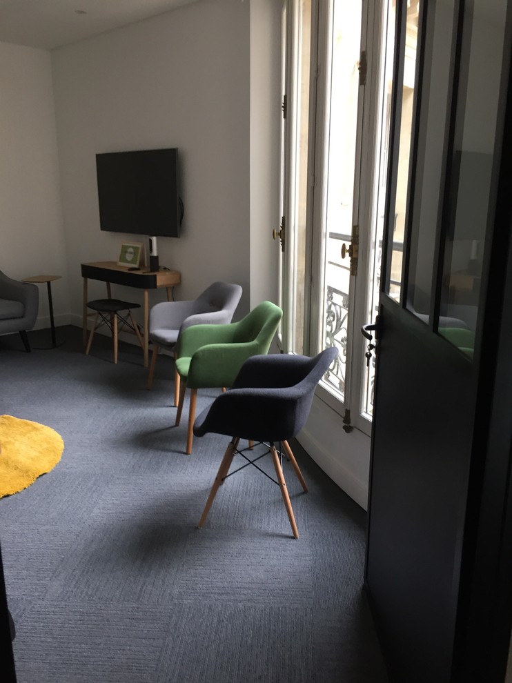 Mittelgroßes, Abgetrenntes Skandinavisches Wohnzimmer mit weißer Wandfarbe, Teppichboden, TV-Wand und grauem Boden in Paris