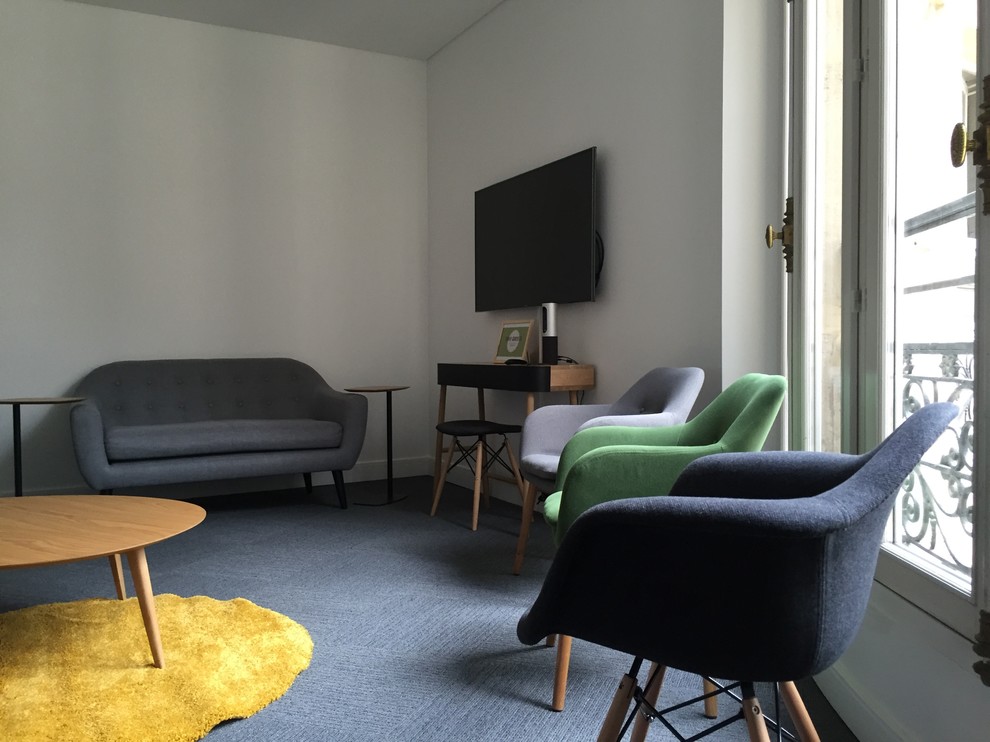 Idéer för mellanstora nordiska separata vardagsrum, med en väggmonterad TV, vita väggar, heltäckningsmatta och grått golv