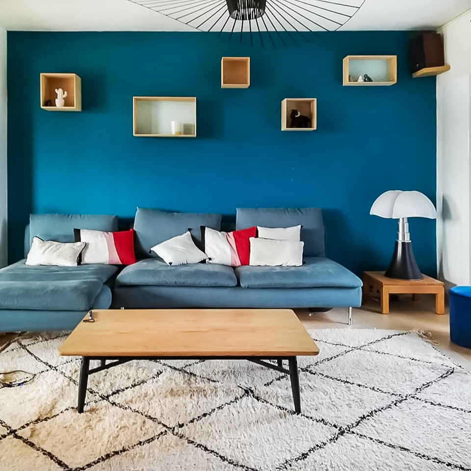 Idéer för ett mellanstort nordiskt separat vardagsrum, med blå väggar, ljust trägolv och beiget golv