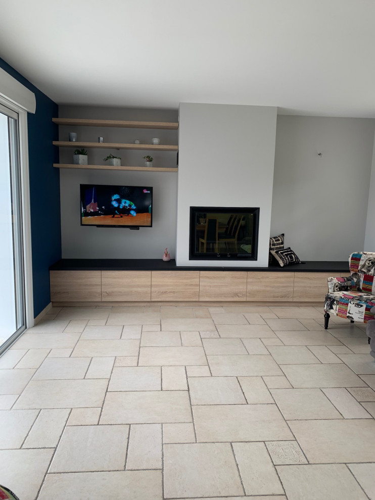 Foto di un soggiorno scandinavo di medie dimensioni e chiuso con pavimento con piastrelle in ceramica, camino classico, TV a parete e pavimento beige
