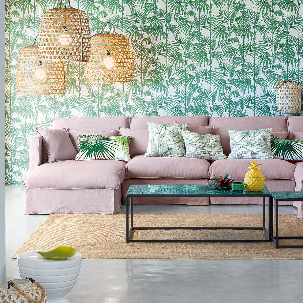 Imagen de salón abierto tropical de tamaño medio sin chimenea y televisor con suelo de cemento y paredes verdes