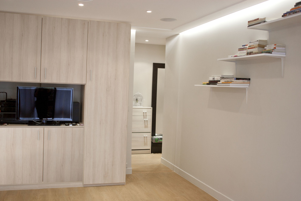 Kleines, Offenes Modernes Wohnzimmer ohne Kamin mit grauer Wandfarbe, hellem Holzboden und Multimediawand in Paris