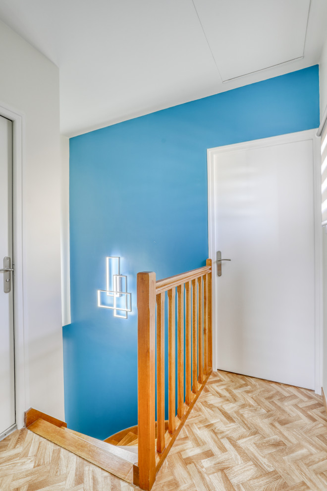Идея дизайна: парадная, открытая гостиная комната среднего размера в современном стиле с синими стенами, полом из линолеума, фасадом камина из штукатурки и бежевым полом без камина, телевизора