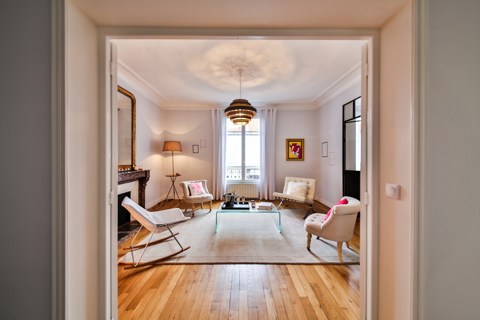 Mittelgroßes, Repräsentatives, Fernseherloses, Abgetrenntes Modernes Wohnzimmer mit grauer Wandfarbe, braunem Holzboden und Kamin in Paris