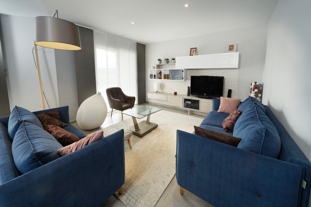 Источник вдохновения для домашнего уюта: открытая гостиная комната в современном стиле с серыми стенами, полом из керамической плитки и отдельно стоящим телевизором