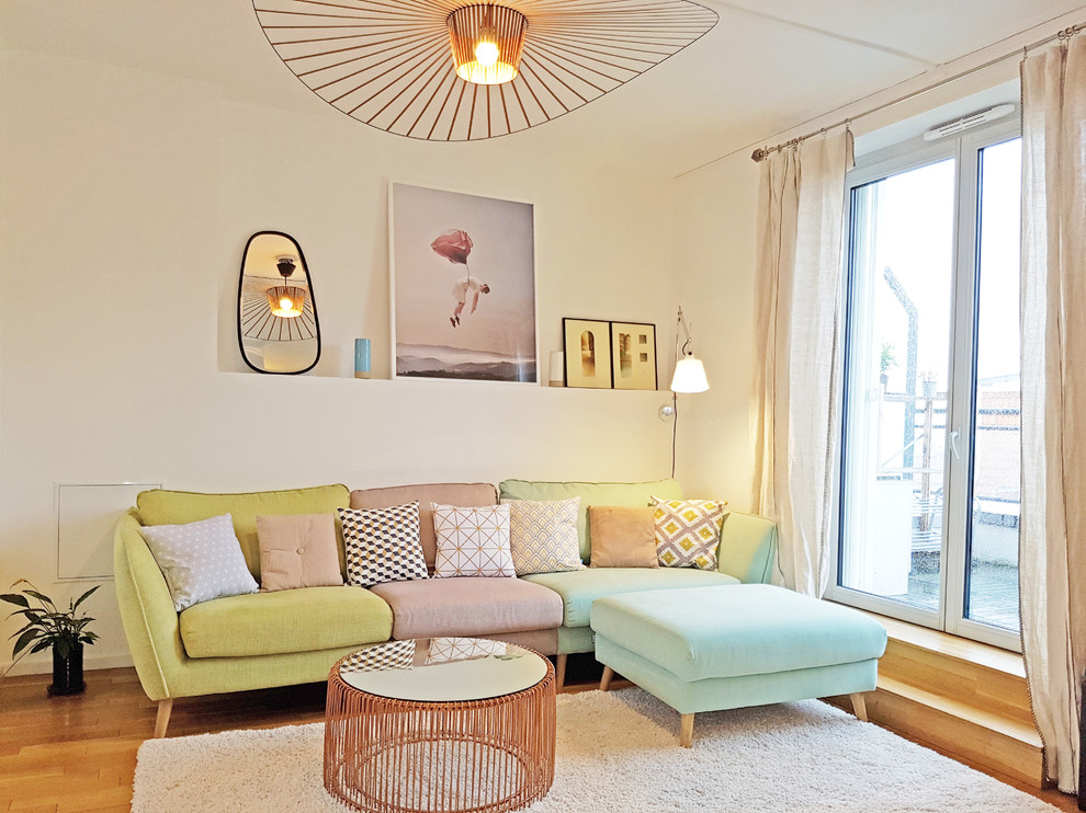 Idee per un soggiorno contemporaneo con pareti bianche, pavimento in legno massello medio e pavimento giallo