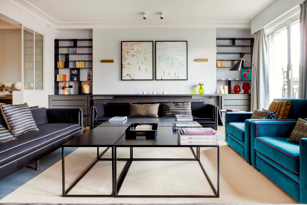 Offenes, Mittelgroßes, Fernseherloses Modernes Wohnzimmer ohne Kamin mit blauer Wandfarbe und Teppichboden in Paris
