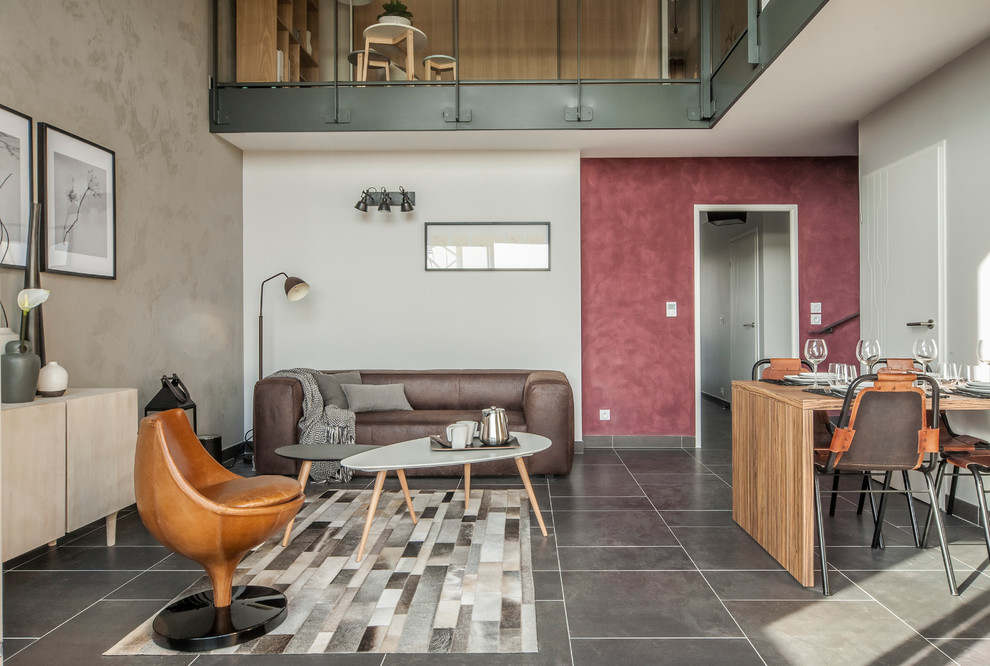 Свежая идея для дизайна: маленькая открытая гостиная комната в современном стиле с серыми стенами и полом из керамической плитки без камина, телевизора для на участке и в саду - отличное фото интерьера