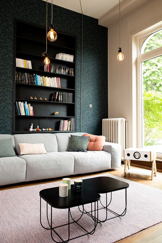Источник вдохновения для домашнего уюта: открытая гостиная комната среднего размера в современном стиле с зелеными стенами, коричневым полом, темным паркетным полом и акцентной стеной