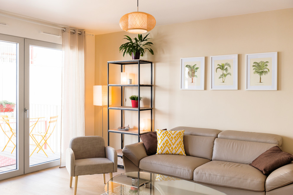 Immagine di un soggiorno moderno aperto e di medie dimensioni con pareti beige, parquet chiaro, nessun camino e nessuna TV