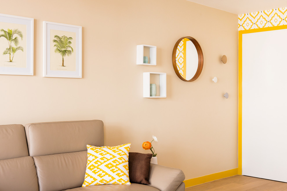 Idee per un soggiorno moderno con pareti beige