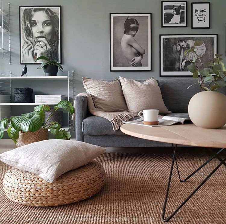 Esempio di un soggiorno stile shabby di medie dimensioni e aperto con pareti bianche, pavimento con piastrelle in ceramica, TV nascosta e pavimento grigio