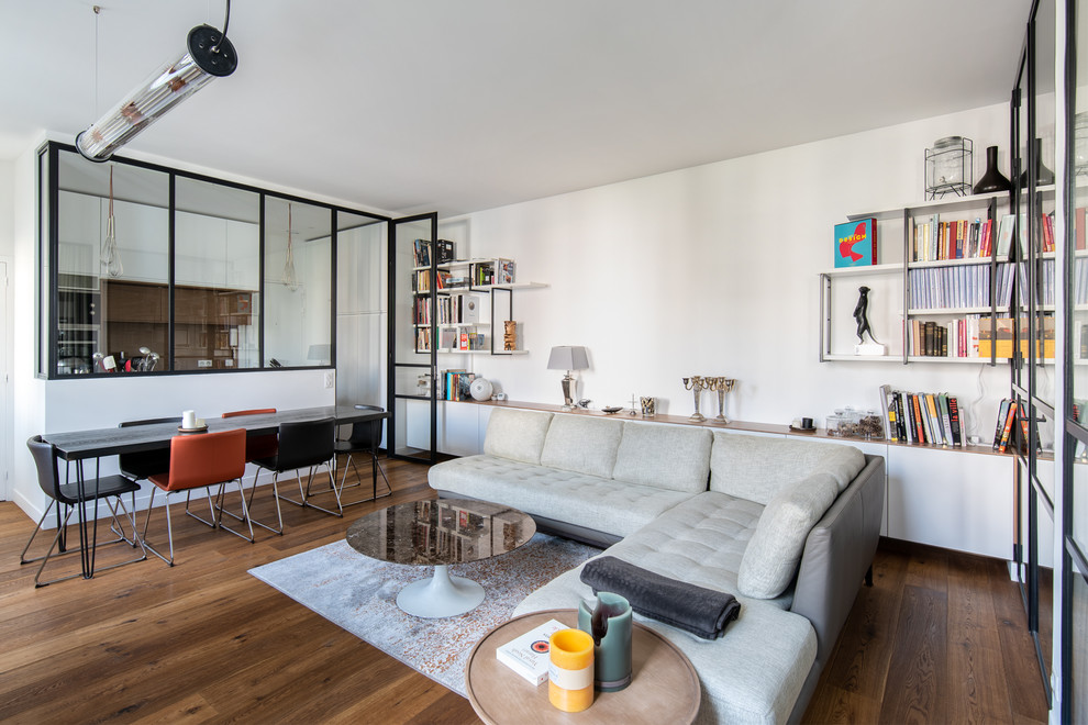 Kleines, Abgetrenntes Modernes Wohnzimmer ohne Kamin mit weißer Wandfarbe, dunklem Holzboden und braunem Boden in Paris